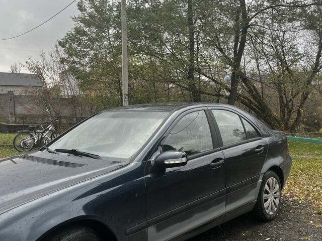 Синий Мерседес Ц-Класс, объемом двигателя 2.2 л и пробегом 378 тыс. км за 2450 $, фото 1 на Automoto.ua