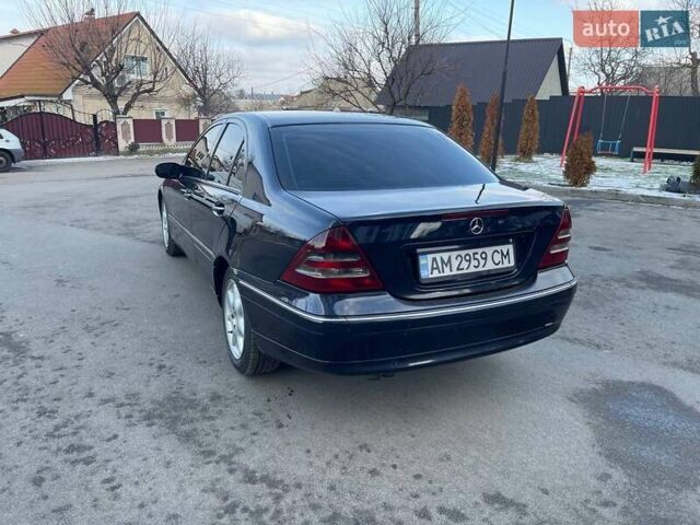 Синий Мерседес Ц-Класс, объемом двигателя 2.69 л и пробегом 380 тыс. км за 5000 $, фото 1 на Automoto.ua