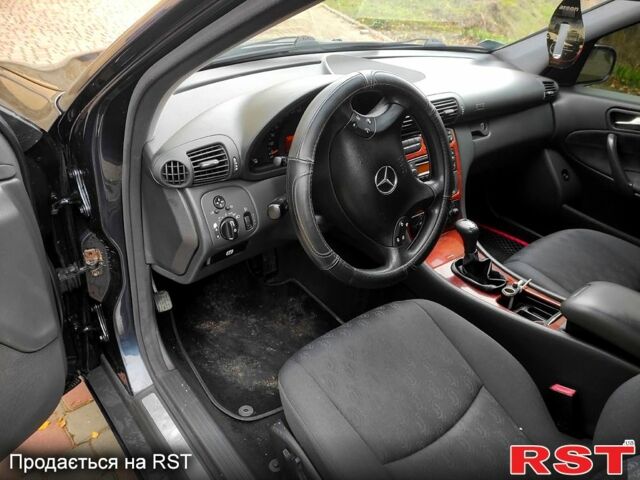 Синій Мерседес Ц-Клас, об'ємом двигуна 2 л та пробігом 268 тис. км за 4100 $, фото 10 на Automoto.ua