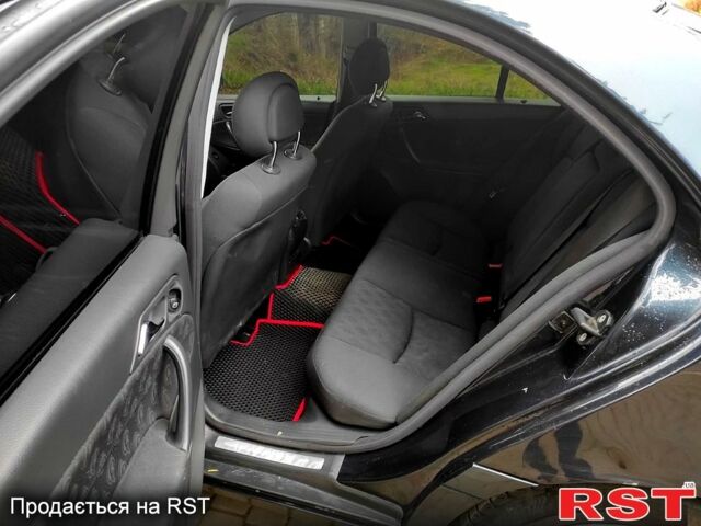 Синій Мерседес Ц-Клас, об'ємом двигуна 2 л та пробігом 268 тис. км за 4100 $, фото 13 на Automoto.ua