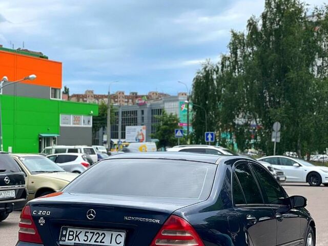 Синій Мерседес Ц-Клас, об'ємом двигуна 2 л та пробігом 270 тис. км за 3300 $, фото 1 на Automoto.ua