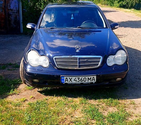 Синій Мерседес Ц-Клас, об'ємом двигуна 2 л та пробігом 200 тис. км за 3800 $, фото 1 на Automoto.ua