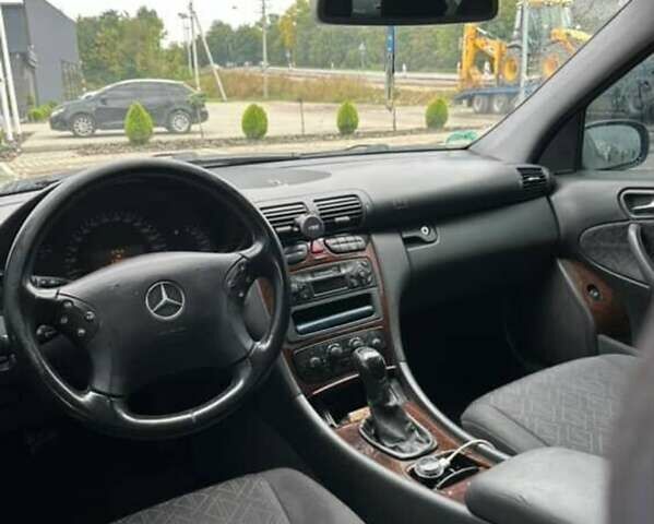 Синий Мерседес Ц-Класс, объемом двигателя 2 л и пробегом 275 тыс. км за 4299 $, фото 2 на Automoto.ua
