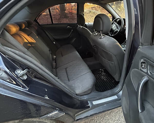 Мерседес Ц-Клас 2001 у Жмеренке на Automoto.ua Синій Мерседес Ц-Клас, об'ємом двигуна 2.15 л та пробігом 334 тис. км за 3999 $, фото 8 на Automoto.ua