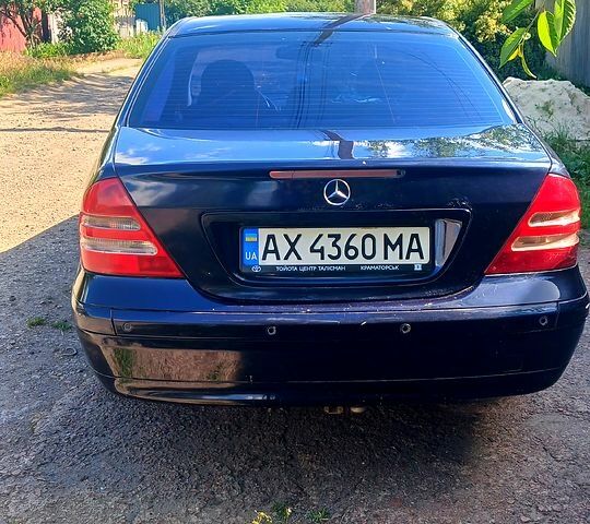 Синій Мерседес Ц-Клас, об'ємом двигуна 2 л та пробігом 200 тис. км за 3800 $, фото 4 на Automoto.ua