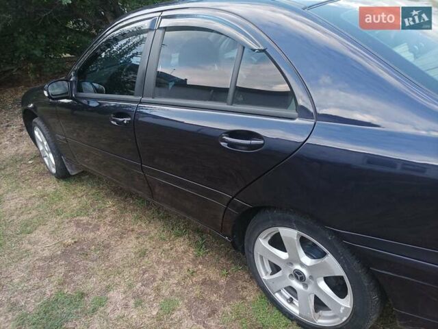Синій Мерседес Ц-Клас, об'ємом двигуна 2 л та пробігом 276 тис. км за 5100 $, фото 4 на Automoto.ua