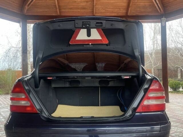 Синий Мерседес Ц-Класс, объемом двигателя 2 л и пробегом 250 тыс. км за 4250 $, фото 7 на Automoto.ua