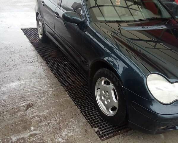 Синий Мерседес Ц-Класс, объемом двигателя 2 л и пробегом 266 тыс. км за 3000 $, фото 5 на Automoto.ua