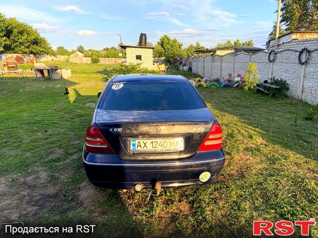Синій Мерседес Ц-Клас, об'ємом двигуна 2 л та пробігом 400 тис. км за 2450 $, фото 2 на Automoto.ua