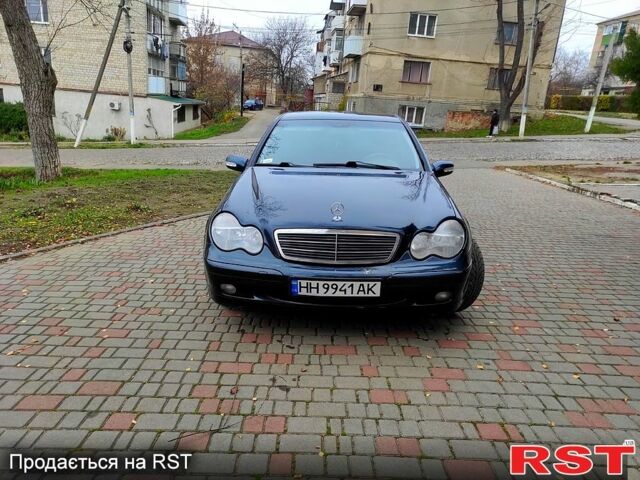 Синий Мерседес Ц-Класс, объемом двигателя 2 л и пробегом 268 тыс. км за 4100 $, фото 2 на Automoto.ua