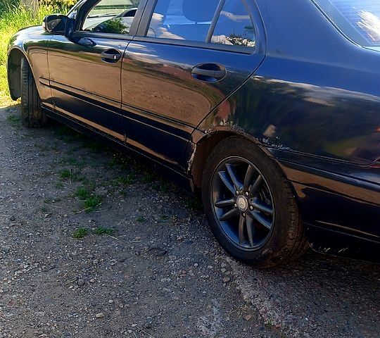 Синій Мерседес Ц-Клас, об'ємом двигуна 2 л та пробігом 200 тис. км за 3800 $, фото 3 на Automoto.ua
