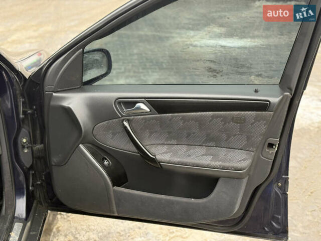 Синий Мерседес Ц-Класс, объемом двигателя 2.2 л и пробегом 340 тыс. км за 3400 $, фото 21 на Automoto.ua