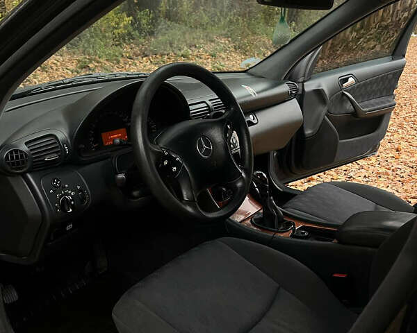 Синий Мерседес Ц-Класс, объемом двигателя 2.2 л и пробегом 440 тыс. км за 2900 $, фото 17 на Automoto.ua