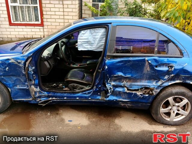 Мерседес Ц-Класс 2002 в Павлограде на Automoto.ua Синий Мерседес Ц-Класс, объемом двигателя 1.8 л и пробегом 128 тыс. км за 3000 $, фото 1 на Automoto.ua