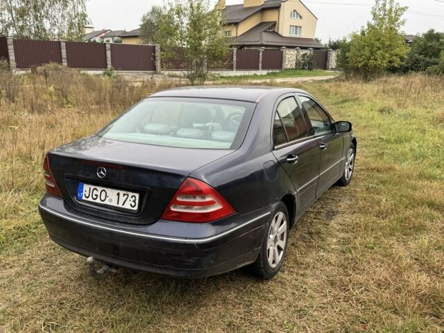 Синій Мерседес Ц-Клас, об'ємом двигуна 2 л та пробігом 250 тис. км за 1500 $, фото 1 на Automoto.ua