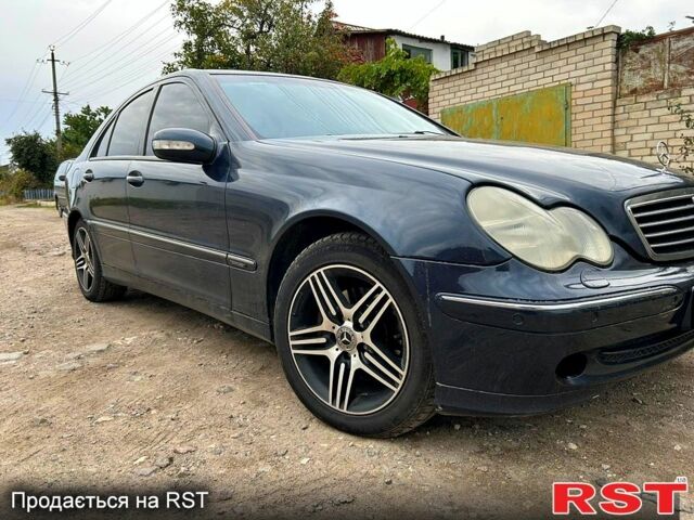 Синий Мерседес Ц-Класс, объемом двигателя 2 л и пробегом 380 тыс. км за 4600 $, фото 2 на Automoto.ua