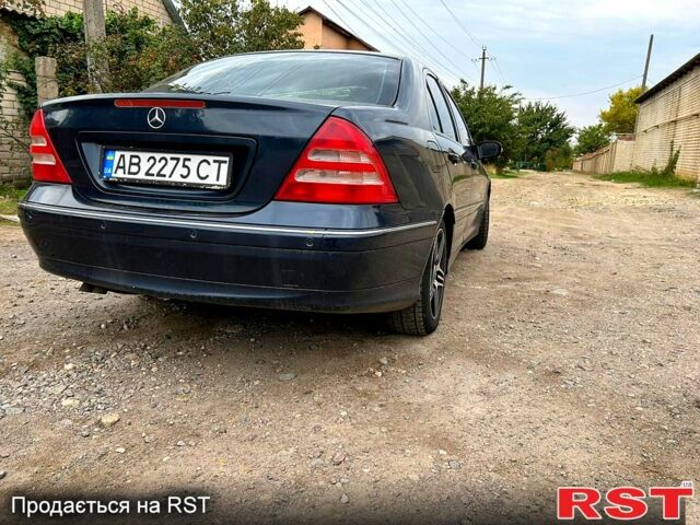 Синий Мерседес Ц-Класс, объемом двигателя 2 л и пробегом 380 тыс. км за 4600 $, фото 1 на Automoto.ua