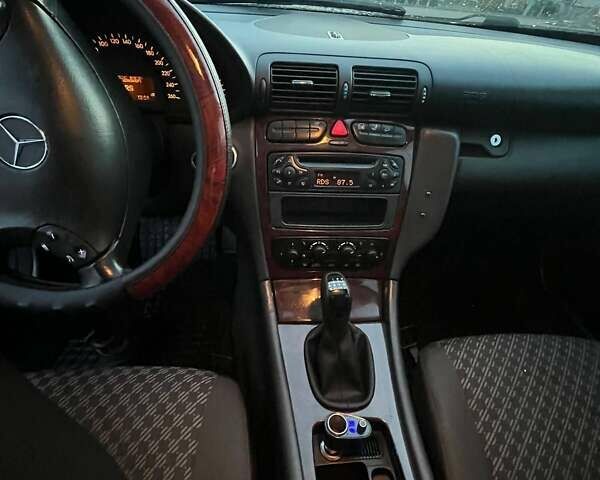 Синій Мерседес Ц-Клас, об'ємом двигуна 2 л та пробігом 263 тис. км за 4800 $, фото 8 на Automoto.ua