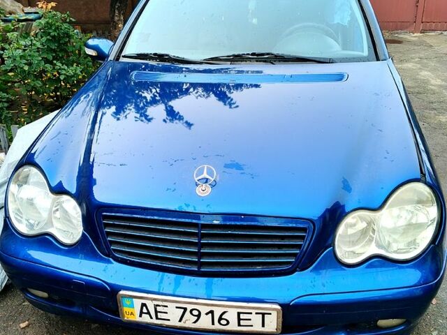 Синий Мерседес Ц-Класс, объемом двигателя 1.8 л и пробегом 128 тыс. км за 2000 $, фото 2 на Automoto.ua