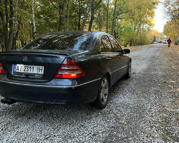 Синий Мерседес Ц-Класс, объемом двигателя 2 л и пробегом 300 тыс. км за 2999 $, фото 4 на Automoto.ua