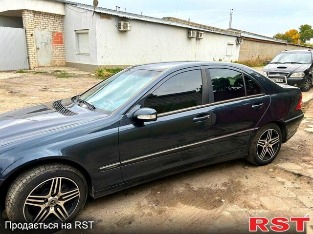 Синий Мерседес Ц-Класс, объемом двигателя 2 л и пробегом 380 тыс. км за 4600 $, фото 3 на Automoto.ua