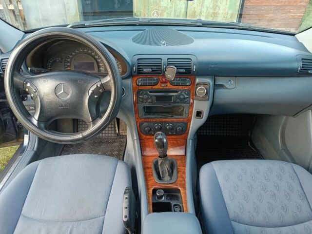 Синий Мерседес Ц-Класс, объемом двигателя 2 л и пробегом 429 тыс. км за 2600 $, фото 2 на Automoto.ua