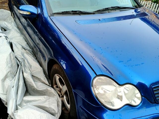 Синий Мерседес Ц-Класс, объемом двигателя 1.8 л и пробегом 128 тыс. км за 2000 $, фото 3 на Automoto.ua