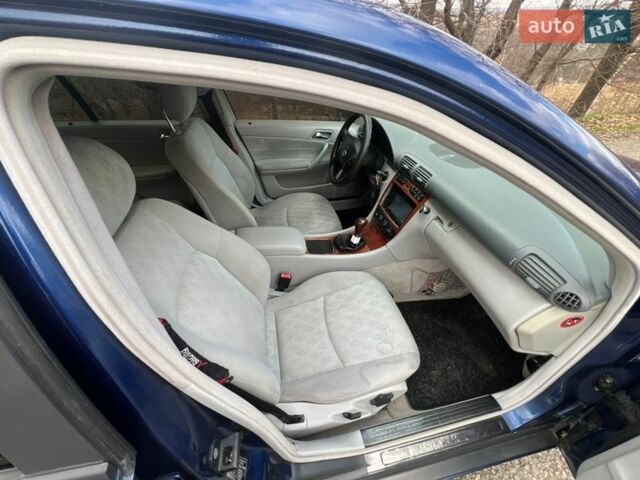 Синій Мерседес Ц-Клас, об'ємом двигуна 2 л та пробігом 311 тис. км за 4200 $, фото 17 на Automoto.ua