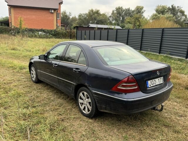 Синій Мерседес Ц-Клас, об'ємом двигуна 2 л та пробігом 250 тис. км за 1500 $, фото 3 на Automoto.ua