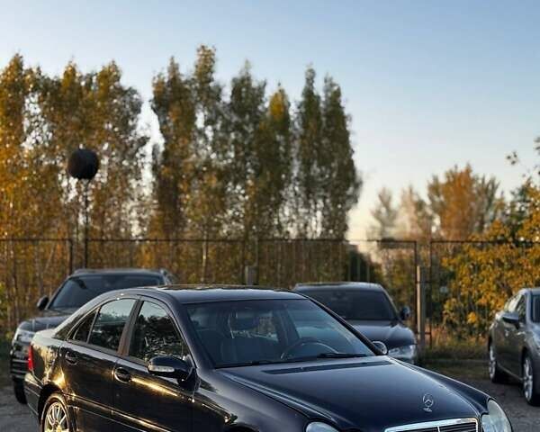 Синій Мерседес Ц-Клас, об'ємом двигуна 2 л та пробігом 250 тис. км за 3250 $, фото 3 на Automoto.ua
