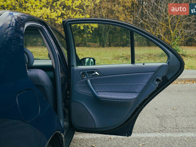 Синий Мерседес Ц-Класс, объемом двигателя 2.15 л и пробегом 459 тыс. км за 4500 $, фото 33 на Automoto.ua