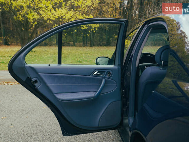 Синий Мерседес Ц-Класс, объемом двигателя 2.15 л и пробегом 459 тыс. км за 4500 $, фото 29 на Automoto.ua