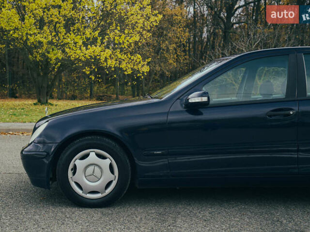 Синий Мерседес Ц-Класс, объемом двигателя 2.15 л и пробегом 459 тыс. км за 4500 $, фото 3 на Automoto.ua