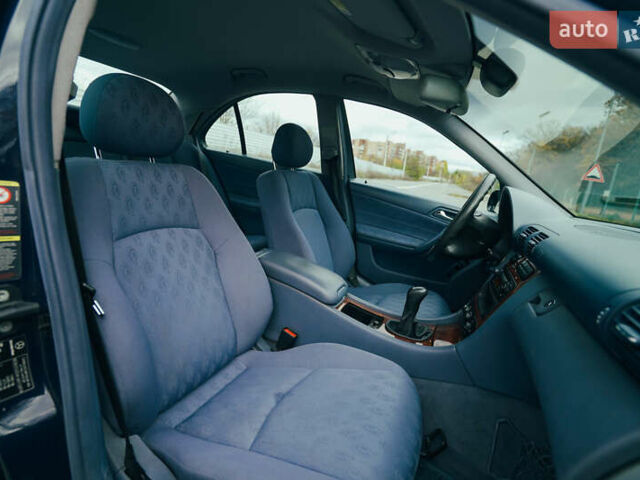 Синий Мерседес Ц-Класс, объемом двигателя 2.15 л и пробегом 459 тыс. км за 4500 $, фото 35 на Automoto.ua