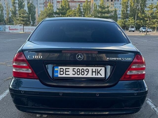 Синий Мерседес Ц-Класс, объемом двигателя 1.8 л и пробегом 250 тыс. км за 5000 $, фото 4 на Automoto.ua