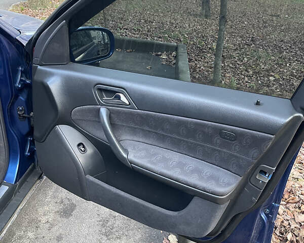 Синій Мерседес Ц-Клас, об'ємом двигуна 1.8 л та пробігом 335 тис. км за 3400 $, фото 4 на Automoto.ua