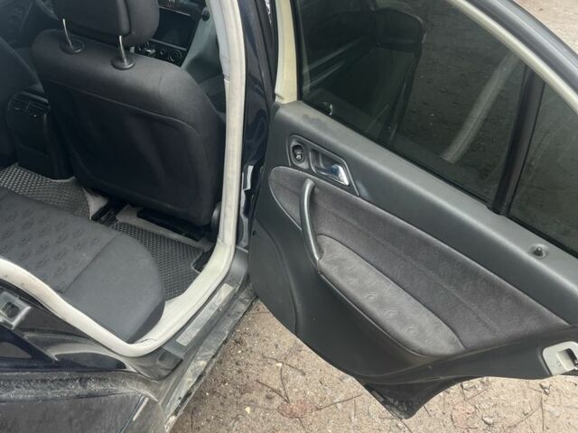 Синий Мерседес Ц-Класс, объемом двигателя 2.1 л и пробегом 3 тыс. км за 6000 $, фото 4 на Automoto.ua