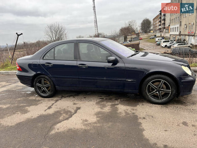 Синий Мерседес Ц-Класс, объемом двигателя 1.8 л и пробегом 340 тыс. км за 5499 $, фото 3 на Automoto.ua