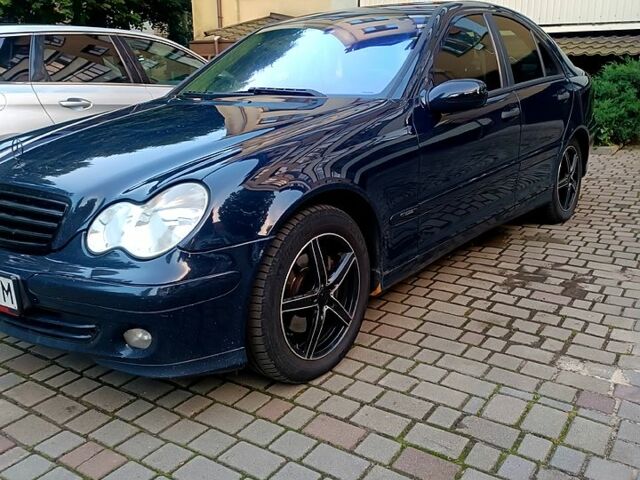 Синий Мерседес Ц-Класс, объемом двигателя 1.8 л и пробегом 337 тыс. км за 5800 $, фото 1 на Automoto.ua