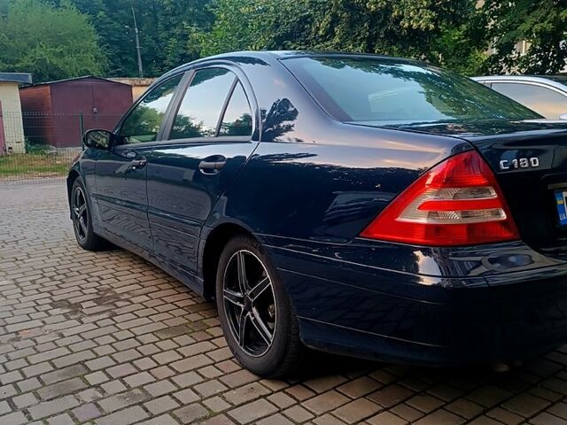 Синий Мерседес Ц-Класс, объемом двигателя 1.8 л и пробегом 337 тыс. км за 5800 $, фото 2 на Automoto.ua