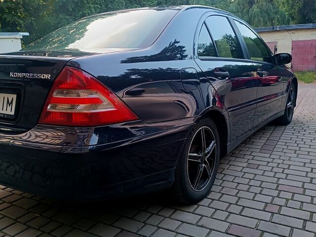 Синий Мерседес Ц-Класс, объемом двигателя 1.8 л и пробегом 337 тыс. км за 5800 $, фото 4 на Automoto.ua