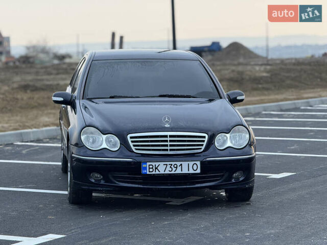 Синий Мерседес Ц-Класс, объемом двигателя 2.2 л и пробегом 290 тыс. км за 6400 $, фото 3 на Automoto.ua
