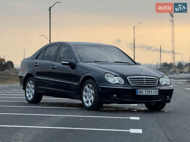 Синий Мерседес Ц-Класс, объемом двигателя 2.2 л и пробегом 290 тыс. км за 6400 $, фото 1 на Automoto.ua