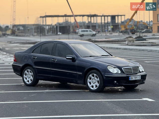 Синий Мерседес Ц-Класс, объемом двигателя 2.2 л и пробегом 290 тыс. км за 6400 $, фото 2 на Automoto.ua
