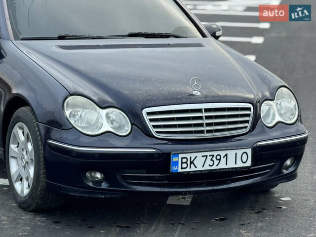 Синий Мерседес Ц-Класс, объемом двигателя 2.2 л и пробегом 290 тыс. км за 6400 $, фото 5 на Automoto.ua