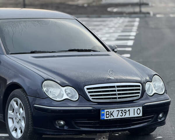 Синий Мерседес Ц-Класс, объемом двигателя 2.2 л и пробегом 290 тыс. км за 6400 $, фото 6 на Automoto.ua