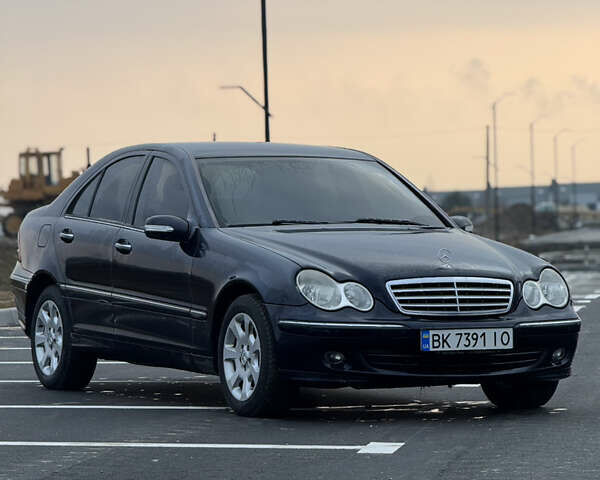 Синий Мерседес Ц-Класс, объемом двигателя 2.2 л и пробегом 290 тыс. км за 6400 $, фото 7 на Automoto.ua