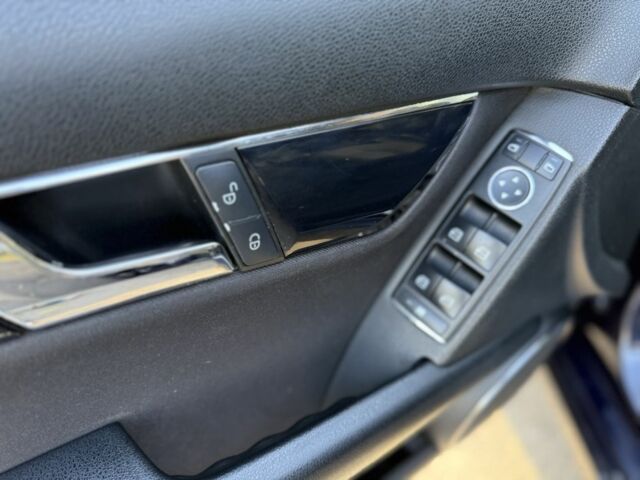 Синій Мерседес Ц-Клас, об'ємом двигуна 2.1 л та пробігом 350 тис. км за 6999 $, фото 22 на Automoto.ua