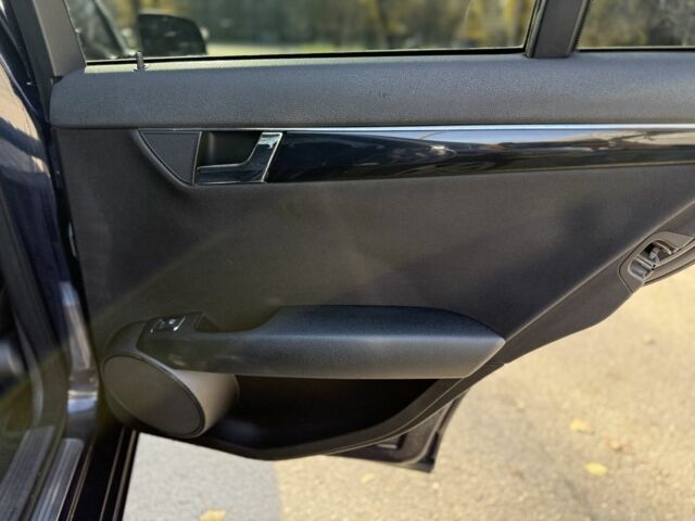 Синій Мерседес Ц-Клас, об'ємом двигуна 2.1 л та пробігом 350 тис. км за 6999 $, фото 18 на Automoto.ua