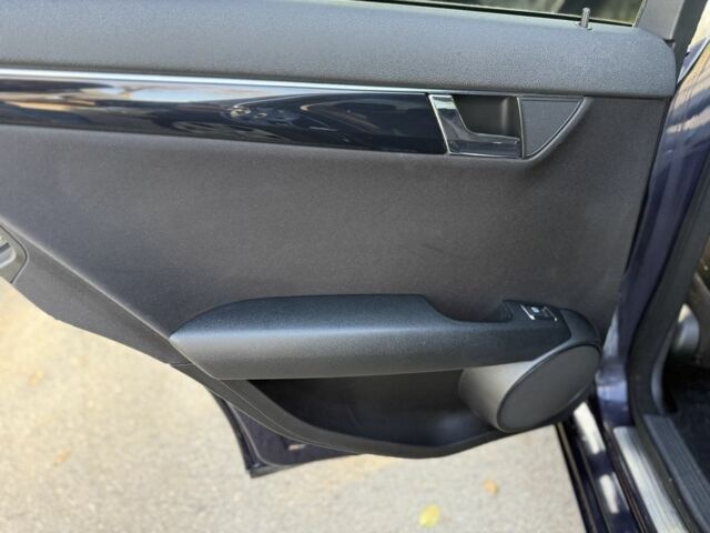 Синій Мерседес Ц-Клас, об'ємом двигуна 2.1 л та пробігом 350 тис. км за 6999 $, фото 23 на Automoto.ua